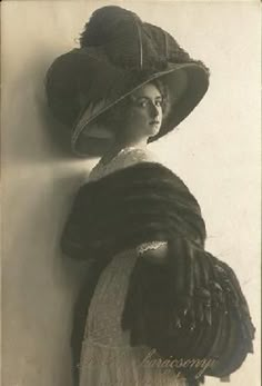 1900s. Girl with ostrich feather hat and mink stole. Inspiration for the novel, "The Secret Life of Anna Blanc." Edwardian Hats, Edwardian Clothes, Edwardian Hat, Mariano Fortuny, 1910s Fashion