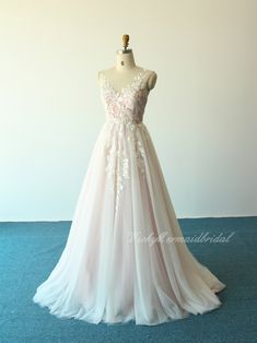 a dress on a mannequin in front of a white wall and blue carpet