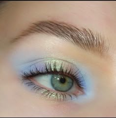 Eyeshadow Subtle Light Blue Makeup Looks, Powder Blue Makeup, Subtle Eyeshadow Looks, Simple Blue Eyeshadow Looks, Simple Colorful Makeup, Pastel Eyeshadow, Drag Make-up, 얼굴 그리기