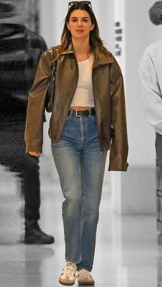 Kendall 2023 Outfit, Kendall Jenner Jean Jacket, Kendall Jenner Casual Outfits 2023, Model Off Duty Outfits Winter, Kendall Jenner Recent Outfits, Autumn 2023 Style, Kendall Jenner Autumn Style, Model Off Duty Winter Outfits, Ootd Kendall Jenner