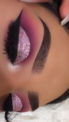 Coachella Make-up, Beginners Eyeshadow, Rosa Make-up, Coachella Makeup, Eye Makeup Cut Crease, Maybelline Eyeshadow, Make Up Designs, Makeup Dark, Revolution Eyeshadow