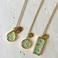 I N I T I A L ∙ F L O W E R ∙ N E C K L A C E Add a touch of natural elegance to your jewelry collection with our Real Flower Necklace, a unique accessory that brings the beauty of nature to your feet ♡ Is it jewelry or garden? It is both unique jewelry and tiny garden special for you. * Material: High Quality Stainless Steel or Solid 925 Sterling Silver, Real Flower, Resin * Finish: 18K Gold * Featuring, high-quality pendant adorned with real dried birth flowers, hanging from a sleek and elegan Flower Necklace Gold, Real Flower Necklace, Flowers Hanging, Tiny Garden, Flower Resin Jewelry, Pressed Flower Necklace, Dried And Pressed Flowers, Flower Resin, Queen Annes Lace