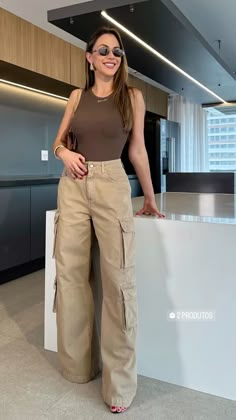 Look com calca cargo feminina e regata marrom Camel Cargo Pants Outfit, Outfit Con Pantalones Cargo, Outfits Pantalones Cargo, Outfit Cargo Beige, Khaki Jeans Outfit, Cargo Jeans Outfit Women, Khaki Cargo Pants Outfit, Outfit Ideas Cargo