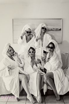 Wedding Photography With Bridal Party, Fun Getting Ready Wedding Photos, Cool Bridesmaids Photos, Hen Do Sleepover, Hen Sleepover Ideas, Wedding Photo With Friends, Cool Bridal Party Photos, Bachelorette Trip Aesthetic, Photoshoot Bachelorette Party