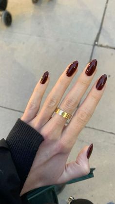 elegant burgundy nails with a sleek, almond shape paired with a simple gold ring for a sophisticated, minimal look. perfect fall nail inspiration for a classy yet bold vibe. #burgundynails #almondnails #fallnails #minimaljewellery #classynailart #elegantstyle #goldringsformen #simpleyetbold #nailinspo #fallfashion Short Burgundy Nails, Autumn Manicure, Kutek Disney, Wine Nails, Nagellack Trends, Cherry Nails, Nagel Tips, Smink Inspiration, Casual Nails