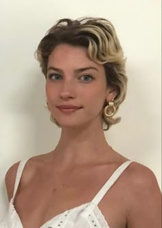 Gelled Pixie Hair, 90s Voluminous Hair Short, 90s Long Pixie Cut, Grown Out Pixie Hairstyles, Grown Out Pixie Cut, Grown Out Buzzcut, Grown Out Blonde Hair, Grown Out Pixie, Hair Inspiration Short