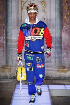 Moschino Spring 2016 Menswear Collection Photos - Vogue Dolly Fashion, Moschino Men, 2016 Menswear, Menswear Fashion Show, Cycling Fashion, Jeremy Scott, Dope Fashion, Mens Trends, Menswear Fashion