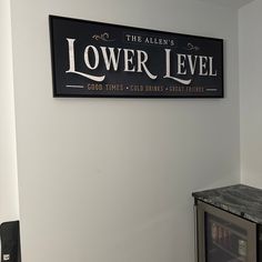 there is a sign on the wall that says lower level level and above it is an oven