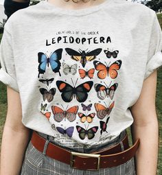 🦋 nossa T-shirt Lepidoptera ~ do p ao G3 ~ foi desenhada pela @fava.design que é ilustradora&bióloga. A estampa é inspirada nas “pranchas de identificação” usadas na Biologia. A borboleta foi escolhida pois tem a simbologia de transformação, renovação e felicidade 🦋 Science Tattoo, Cottagecore Clothes, Charles Darwin, T Art, Teacher Style, Tee Outfit, Weekend Wear, Comfortable Fashion, Casual T Shirts