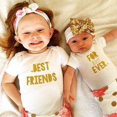 Twin Photography, Baby Shower Photography, Kit Bebe, Sister Outfits, Best Friend Shirts, Organic Baby Clothes, Sister Shirts, Baby Sister