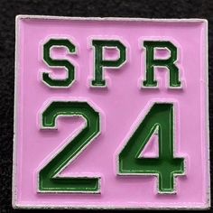 a pink and green license plate with the words srr 424 on it's side