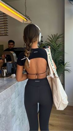 20+ Athleisure Outfits Every Fashion Person Loves in 2024 10 Style Yoga Pants Outfits, Summer Workout Outfits, Athleisure Outfit, Gym Crush, Cute Workout Outfits, Gym Clothes Women