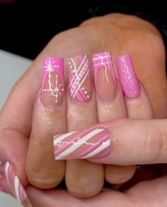 40 Gorgeous Pink and White Christmas Nails for This Holiday Season - Nail Designs Daily Pink Christmas Nail Designs Short, Pink And White Christmas Nails, Pink Christmas Nail, Pink And White Christmas, White Christmas Nails, Pink Tip Nails, Christmas Nail Ideas, Festive Nail Designs