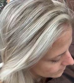 White Hair With Lowlights, Natural White Hair, Premature Grey Hair, Grey Hair Wig, Tone Makeup, Short White Hair, Grey Blonde