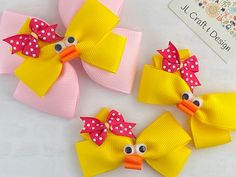 Duck Hair Bows come in 2 sizes. 3.75 inches and 2.75 inches.  The alligator clip is fully lined with matching grosgrain ribbon. All ribbon has been heat sealed in order to prevent fraying. * FLAT SHIPPING any where in US for $3.95 for any multiple items. Easter Bows Diy, Easter Bows For Hair, Ribbon Hair Clips Diy, Easy Hair Bows, Bunny Hair Bows, Easter Ribbon, Sculpture Hair, Hair Bows Diy Ribbon