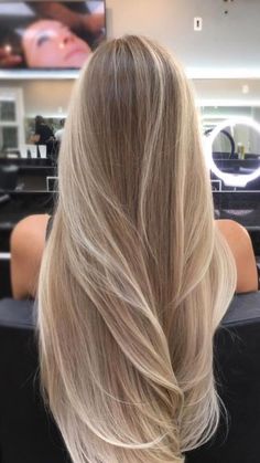 Blended Icy Blonde Hair, Blonde With Dark Roots Straight Hair, Cute Hair Blonde Highlights, Sunny Sandy Blonde Hair, Blonde Hair Dye Inspiration, Mushroom Brown Hair Blonde Highlights, Ash Blonde Hair With Highlights Balayage, Blonde Hair Color Ideas Long Hair, Balayage With Highlights Blonde