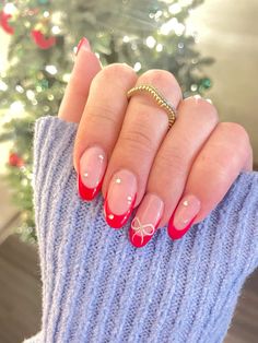 Holiday nails, christmas nails, new years nails, winter nails Nail Inspiration For Christmas, Simple Nail Inspo Christmas, Vacation Holiday Nails, Christmas Nails No French Tip, Winter And New Year Nails, Christmas Acrylic Nail Designs Short, Christmas French Tip Nails Round, Christmas Nail Ideas Acrylic Almond, Preppy Christmas Nails Almond