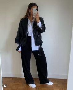 looks meia estação - jaqueta de couro e camisa branca - calça preta - outono - pinterest - https://stealthelook.com.br Wide Leg Black Cargo Pants Outfit, Outfit Pantalon Cuir, Tom Boy Femme Outfit, Evening Outfits Casual, Autm Outfit, Outfit Chemise Blanche, Outfit Pantalon Noir, Outfit Black Jeans, Party Outfit Casual