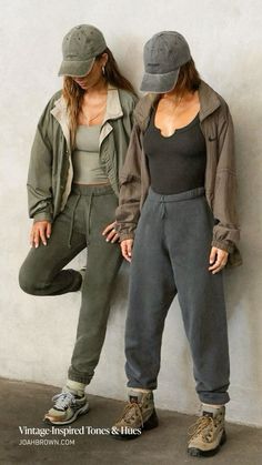 Gorpcore Outfits Women, Hiking Outfit Women Fall, Vintage Hiking Outfit, Cold Hiking Outfit Women, Ziplining Outfit, Winter Hiking Outfits, Camping Outfits Winter, Camping Outfit Fall, Hiking Aesthetic Outfit