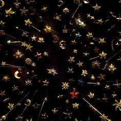 many different colored stars and pins in the dark