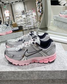 Nike Best Shoes, Pink Vomero 5 Outfit, Shoe Inspo 2024, Nike Vomero 5 Outfit Women, Nike Vomero 5 Outfit, Vomero 5 Outfit, Trendy Nike Shoes, Outfit Ideas Pink, Nike Vomero