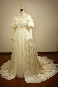 Historical Wedding Dresses, Historical Wedding, Historic Wedding, Old Fashion Dresses, Fantasy Dresses, Old Dresses, Antique Dress, Vintage Gowns, Fairytale Dress