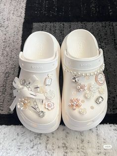 Crocs Fashion, Preppy Shoes, Cute Shoes Heels, Bling Shoes, Girly Shoes, Aesthetic Shoes, Croc Charms, Swag Shoes, Decorated Shoes