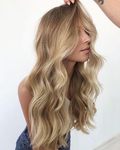 Unique Prom Hairstyles, Curled Blonde Hair, Loose Curls Hairstyles, Summer Blonde Hair, Wavy Hairstyle, Beach Wave Hair, Curls For Long Hair, Prom Hair Down, Ball Hairstyles