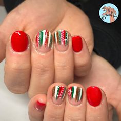 Christmas Nail Art Red And Green, Christmas Nails Abstract, Christmas Light Nail Designs, Simple Christmas Gel Nails, Non Traditional Christmas Nails, Abstract Christmas Nails, Christmas Short Nails Design, Nails Christmas Simple, Holiday Dip Nails Winter