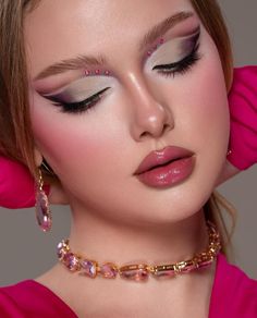 Makeup looks/ makeup ideas/ eye makeup/ eye shadow looks/ lips/ lipsticks/ liparts/ hairstyles/ earrings /pink/ necklace Bold Lipstick Makeup, Cut Crease Eye Makeup, Black Smokey Eye Makeup, Butterfly Makeup, Casual Makeup, Makeup Tutorial Eyeliner, Makeup Tutorial Video, Pinterest Makeup, Beautiful Eye Makeup