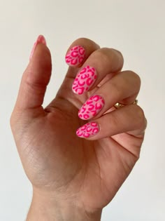 #pink #nails #pressonnails #cheetah #nailart #pinkcheetahprint #nailartideas Pink And Orange Leopard Nails, Pink Chetaprint Nails, Color Cheetah Nails, Cheetah And Pink Nails, Cheetah Nail Ideas, Pink And Cheetah Nails, Cheetah Nails Pink, Pink Cheetah Print Nails, Uñas Animal Print