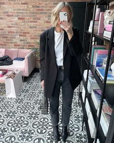 Black Blazer Outfit Ideas, Outfit Minimalista, Blazer Outfit Ideas, Black Blazer Outfit, Blazer Outfits Casual, Out Outfits, Blazer Outfits For Women, Estilo Indie, Jeans Outfit Women