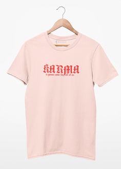 Camiseta. tecido: algodão penteado fio 30.1. costura: camiseta com reforço ombro a ombro, que garante um acabamento premium e  maior durabilidade à peça. . modelagem unissex. estampa: serigrafia e impressão digital. produção por demanda: cada peça é criada especialmente pra você <3 .  . camiseta. sobre a estampa.  . a estampa das camisetas da use bem te vi são feitas por serigrafia (silk screen) ou impressão digital,  feita diretamente na camiseta. o processo serigráfico da nomedacamiseta é totalmente artesanal e feito por nós, desde a gravação das telas que serão utilizadas até a estampa da blusa! a impressão digital também é toda feita por nós e utiliza tintas ultrachrome dtg da epson, que não gera resíduos tóxicos para o meio ambiente e tem a maior definição de cores do mercado. o ta