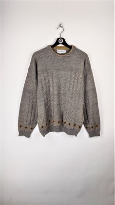 Vintage sweater from the 90s, gray and yellow color Made in Italy 50% Wool - 45% Acrylic - 5% Other fibers Size M Measures: Length from neck to wrist: 80 cm Armpit to armpit width: 55 cm Length: 68 cm Conditions: PERFECT - No signs of wear Our garments are all vintage and second-hand. Any signs of wear or defects are documented with photos and description. For any questions, photos, videos we are at your disposal. Pull Vintage, Fila Vintage, Vintage Sweater, Suede Jacket, Vintage Sweaters, Yellow Color, Sweater Outfits, Sweater Sizes, Vintage 90s