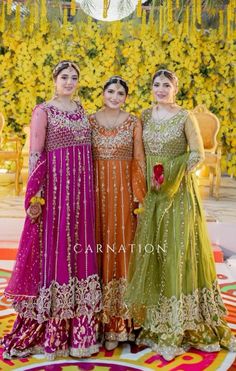 Mehndi Dresses Pakistani For Sisters, Bridal Cotoure, Mehndi Dresses Pakistani, Dress For Bride Sister, Classic Ball Gowns, Mendhi Outfit, Mehndi Event, Mehendi Dress