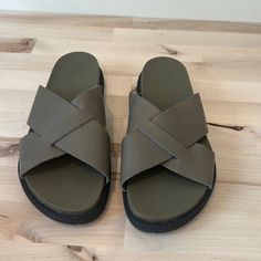 Say Size 8.5 But I Would Say They Fit More Towards Like A 7-7.5. Never Worn And Super Cute!! Pam Slippers For Men, Mens Slippers Fashion Style, Slippers For Men, Mens Leather Sandals, Men Stylish Dress, Birkenstock Sandals, Sorel Womens, Sorel Shoes, Mens Leather