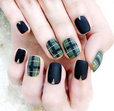 Scottish Nail Designs, Plaid Gel Nails, Black Plaid Nails, Checked Nails, Nail Art Pictures