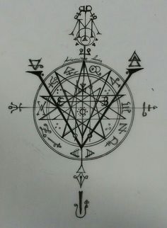 a drawing of a compass with arrows on it's side and an arrow in the middle