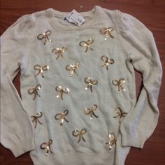 Nwt Adorable Cream And Gold Bow Sweater. Perfect For The Holidays Cute H&m Crew Neck Top, Cute Beige Winter Tops, H&m White Winter Sweater, H&m Cotton Tops For Fall, Cute Holiday Tops For Spring, Cute Cream Top For Fall, Cute Tops For Spring Holiday, Cute Spring Holiday Tops, H&m Cotton Sweater For Fall