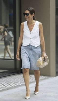 Mid-rise Bermuda Shorts With Relaxed Fit For Summer, Casual Mid-rise Bermuda Shorts With Relaxed Fit, Trendy Mid-rise Bermuda Shorts For Summer, Levi’s Bermuda Shorts Outfit, Summer Linen High-waisted Bermuda Shorts, Well Dressed Women Classy, Coffee Outfit, Androgynous Outfits, Well Dressed Women