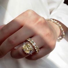 Harry Winston Engagement, Classy Jewellery, Yellow Diamond Jewelry, Fancy Yellow Diamond Ring, خواتم خطوبة, Ring And Bracelet, Instagram Mom, Yellow Diamonds Engagement