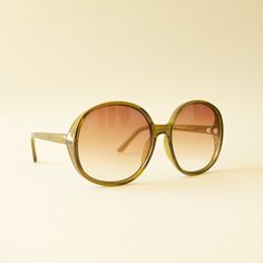 A green translucent pair of round oversized sunglasses with a light brown / pink lens. 70s Glasses, Boho Sunglasses, 70s Sunglasses, 90s Sunglasses, Oversize Sunglasses, Oversized Round Sunglasses, Green Frame, Sunglasses & Glasses, Oversized Sunglasses