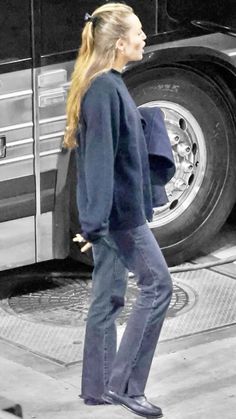 American Winter Outfits, Winter Outfits California, Miley Cyrus 2024, Long Hair Outfits, Miley Cyrus Street Style, Miley Cyrus Outfit, Chill Style, Street Style Winter