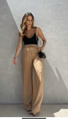 Zara Palazzo Pants Outfit, Beige Flowy Pants Outfit, Rustic Outfits For Women, Boho Fashion Outfits, Look Hippie Chic, Dinner Outfit Casual, Outfits Primavera, Outfit Primavera