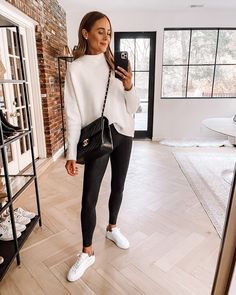 White Tee Black Leggings Outfit, How To Style Faux Leather Leggings, Faux Leather Leggings Outfit, Style Wide Leg Jeans, Trendy Overalls, Chic Style Inspiration, Leather Leggings Fashion, Leather Leggings Outfit, Thanksgiving Outfit Ideas