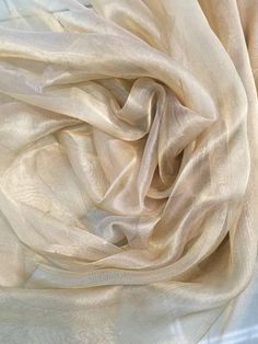 Organza Aesthetic, Kerala Aesthetic, Minimal Texture, Metallic Gold Color, Cream Aesthetic, Gold Aesthetic, 背景 シンプル, Interior Designing, Gold Silk