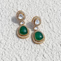 Sabyasachi Inspired Emerald Polki Earrings. These uncut Polki jewelry pieces feature mesmerizing green Kundan stones, exuding timeless elegance. Encrusted with shimmering Moissanite accents, they offer a touch of luxury and sophistication. Crafted to perfection, these Polki diamond earrings effortlessly elevate any ensemble with their regal allure. Illuminate your look with the enchanting sparkle of these exquisite uncut diamond earrings, inspired by the legendary craftsmanship of Sabyasachi. *? Uncut Diamond Earrings, Vintage Emerald Earrings, Emerald Earrings Drop, Sabyasachi Jewellery, Polki Earrings, Emerald Earrings Studs, Black Beaded Jewelry, Traditional Earrings, Polki Jewellery