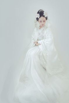 my hanfu favorites — Traditional Chinese Hanfu photography... Chinese Kimono, Traditional Chinese Hanfu, Chinese Clothes, Ancient Dress, Chinese Traditional Dress, Ancient Chinese Dress, Chinese Traditional Clothing