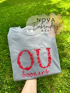 ✰Oklahoma University floral embroidered T-Shirt ✰t-shirt is Comfort colors brand *THIS ITEM IS MADE TO ORDER SO PLEASE ALLOW 1-2 WEEKS OR LESS FOR PROCESSING* (before shipping) ✰washing: *wash inside out *cold water *hang to dry ALL SALES ARE FINAL IF item arrives damaged, please contact me immediately (CLAIM MUST BE MADE WITHIN ONE WEEK OF RECEIVING DATE) Football Embroidery, Oklahoma University, Oklahoma Football, University Tshirt, University Of Oklahoma, Oklahoma State, Embroidered Tshirt, One Week, Football Shirts