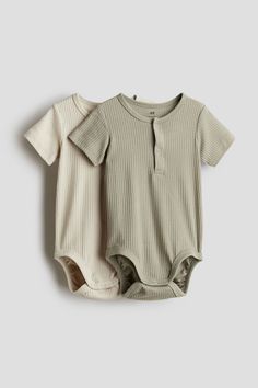 Short-sleeved henley bodysuits in supersoft  ribbed cotton jersey. Button placket  snap fasteners at gusset  and gathered seam around leg openings for added comfort and improved fit over diaper. H&m Nursery, Summer Newborn Outfits, Baby Wardrobe, Baby Boy Clothes Aesthetic, Infant Boy Fashion, Boho Baby Boy Clothes, Neutral Infant Clothes, H&m Newborn, Minimalist Baby Clothes